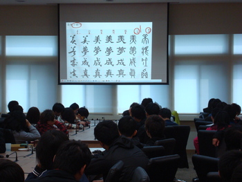 101-1與大師對話系列講座-邀請張炳煌教授蒞臨演講及現場揮毫圖片