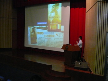 100-2美學與創意教學課程觀摩分享系列講座-邀請余賢東主任蒞臨演講圖片