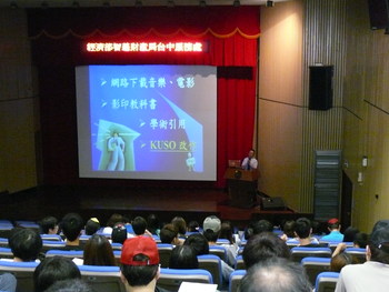 100-2美學與創意教學課程觀摩分享系列講座-邀請余賢東主任蒞臨演講圖片