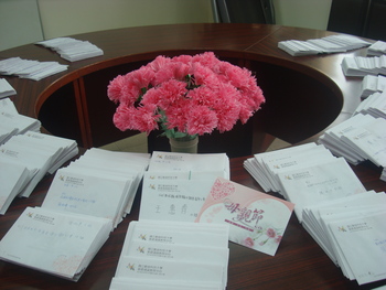 101-2學期母親節卡片書寫活動圖片