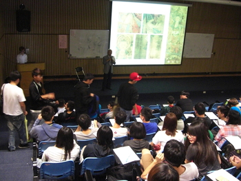 102-2學期-「臺灣膠彩畫史流介紹」，邀請曾得標老師蒞臨演講圖片