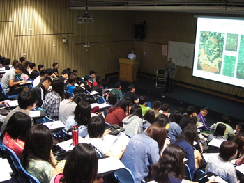 102-2學期-「臺灣膠彩畫史流介紹」，邀請曾得標老師蒞臨演講圖片